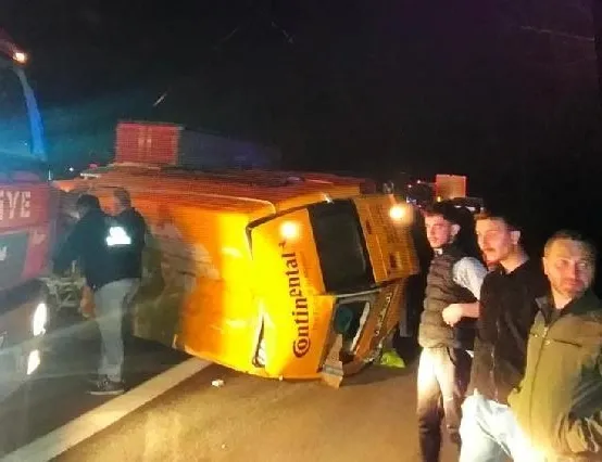 Otomobil minibüse çarptı: 7 yaralı