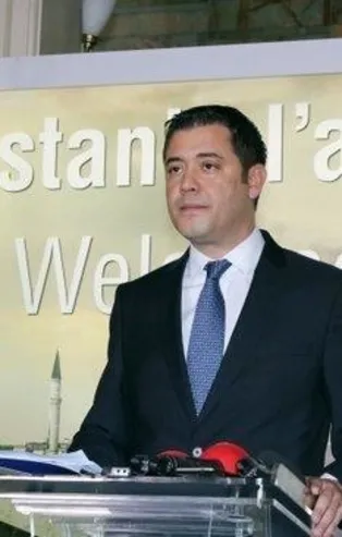 İstanbul karla mücadele ederken İsviçre'de tatil yapan Murat Ongun'a tepki yağdı: En büyük trol sensin!