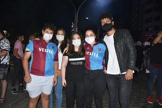 Yer bordo gök mavi! Trabzonspor taraftarı sokaklara döküldü-1