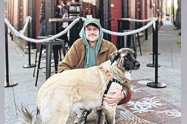 İstanbul'a turist olarak gelen Tony hikayesinden çok etkilendiği köpek Helly'i Amerika'ya götürdü