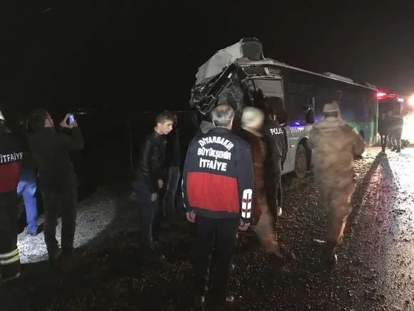 Son dakika: Diyarbakır'da yolcu otobüsü ile kamyon çarpıştı! Çok sayıda ölü ve yaralı var...-2