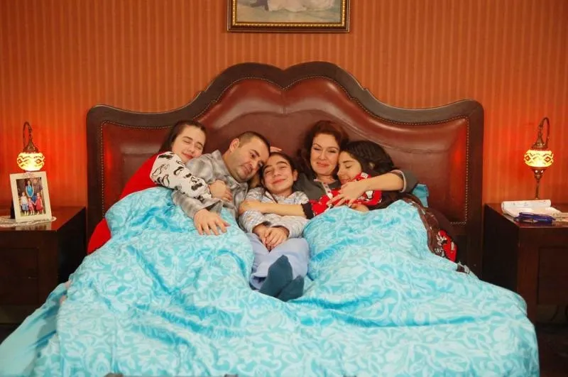 1780233540355.jpeg 13 yıl sonra aynı karedeler! Alemin Kıralı'nın Oben'i Birsu Demir'den Aslan Baba Şafak Sezer'le duygulandıran paylaşım-6