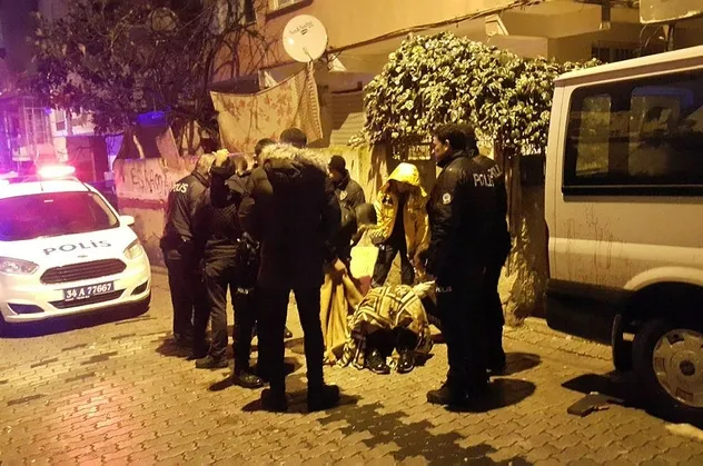 Son dakika: Küçükçekmece'de bıçaklı kavga: 3 yaralı