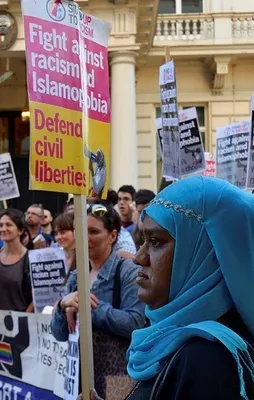 Londra'da tesettür yasağına protesto