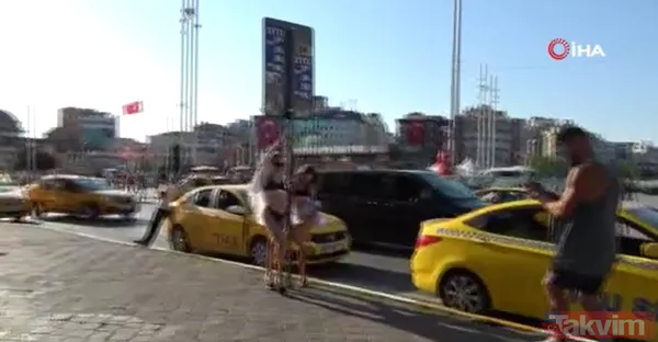 Yabancı uyruklu iki kadın Taksim Meydanı'nı podyum gibi kullanıp poz verdi - 12