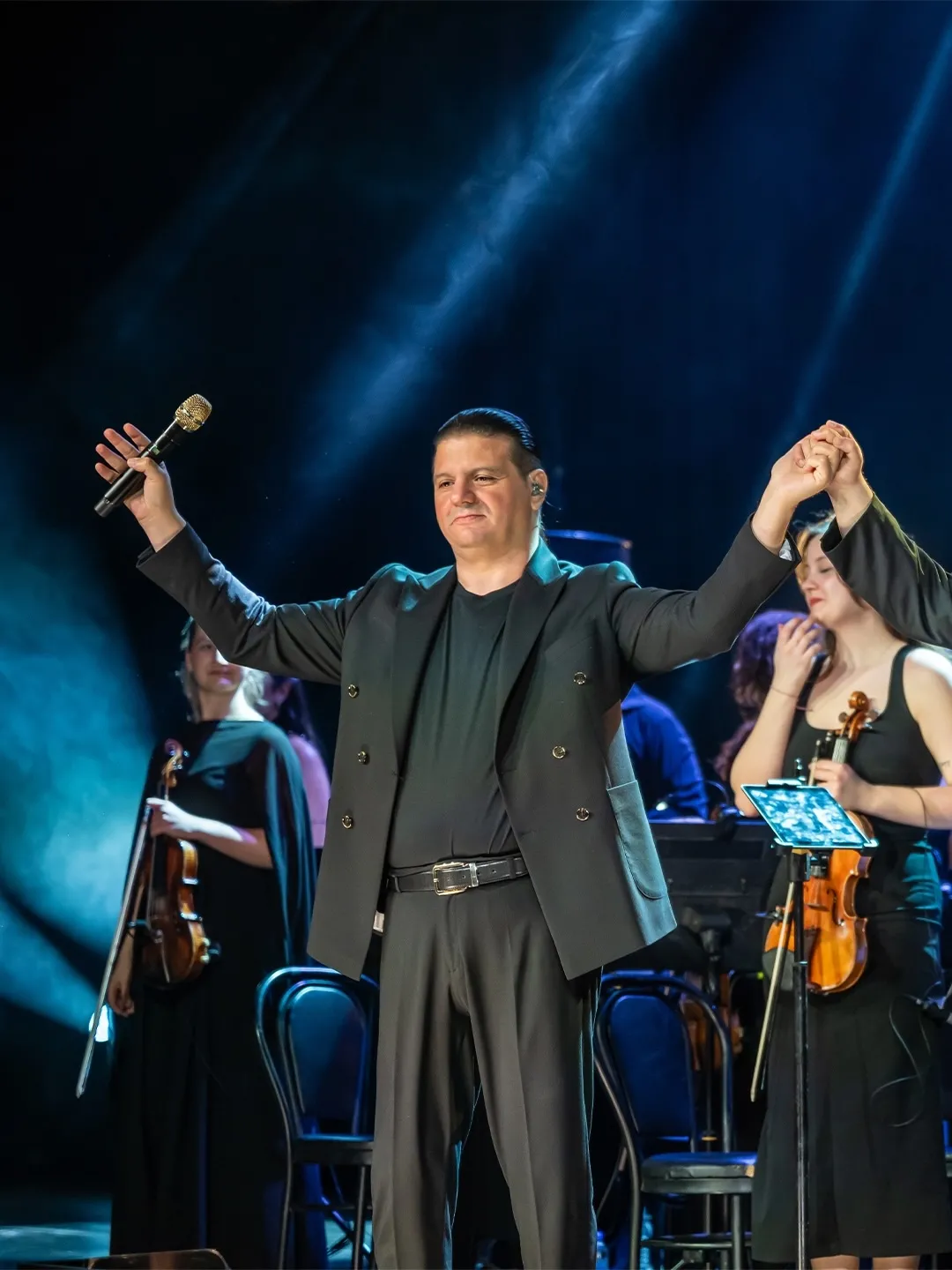 1779269144840.jpg Görünce tanımakta zorlanacaksınız! Harbiye konserinde baştan aşağı yenilenen Kubat'ın 20 kilo verdiren gizli formülü!-4