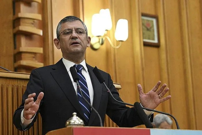 ozgur-ozelin-kadinlar-uzerinden-giristigi-algisi-patladi-baskan-erdogan-rakamlarla-aciklamisti-aile-kavraminda-1701780481583.jpeg Özgür Özel'in "kadınlar" üzerinden giriştiği algısı patladı! Başkan Erdoğan rakamlarla açıklamıştı... Aile kavramından rahatsız oldu-2