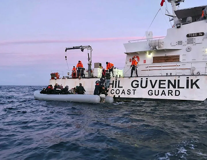 Düzensiz göçmen botu ile Sahil Güvenlik botu çarpıştı