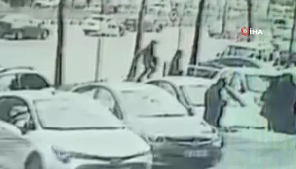 istanbulda-milyonluk-vurgun-dakikalar-icinde-para-dolu-cantayi-caldilar-1642490576042.jpg İstanbul'da milyonluk vurgun! Dakikalar içinde para dolu çantayı çaldılar-3