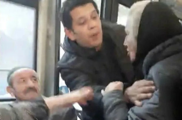 Halk otobüsü bir anda karıştı! İki yolcu birbirine girdi
