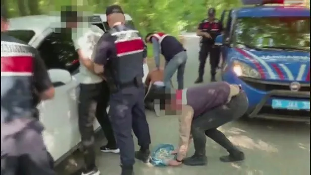istanbulda-tarihi-eser-kacakcilarina-operasyon-sucustu-yakalandilar-1656138227382.jpeg İstanbul'da tarihi eser kaçakçılarına operasyon! Suçüstü yakalandılar-2