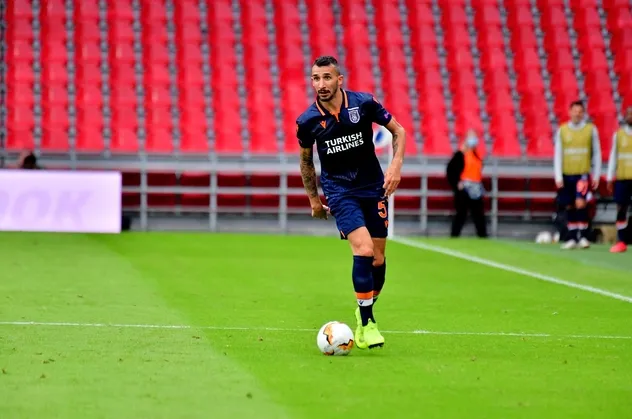 Medipol Başakşehir Mehmet Topal'ı resmen açıkladı! Sözleşmesi 1 yıl daha uzatıldı | Transfer haberleri