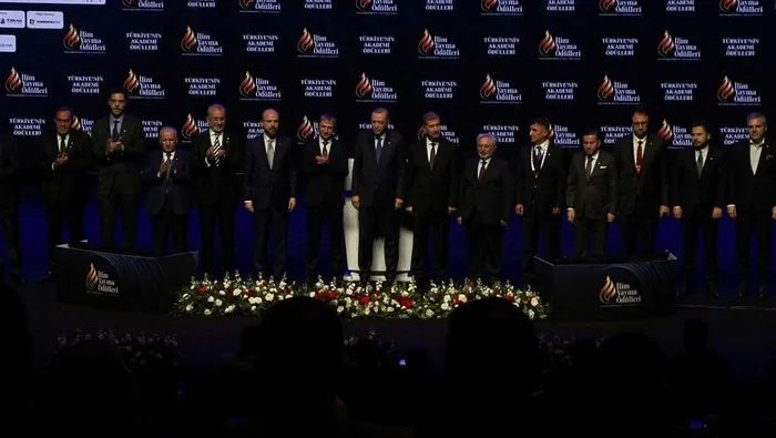 ilim-yayma-odulleri-sahiplerini-buldu-ilim-yayma-vakfi-50-yil-ozel-odulu-aziz-sancara-verildi-1702760183221.jpeg "İlim Yayma Ödülleri" sahiplerini buldu! İlim Yayma Vakfı 50. Yıl Özel Ödülü Aziz Sancar’a verildi-2