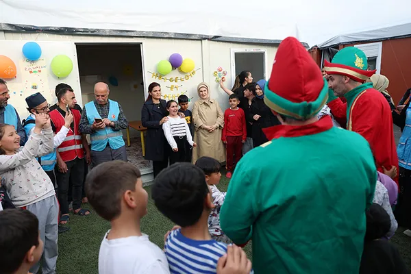 emine-erdogan-hatayda-depremzedelerle-bir-araya-geldi-1679681963799.jpg Emine Erdoğan Hatay'da depremzedelerle bir araya geldi-5