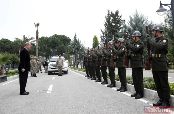 Son dakika: Bakan Akar ve komutanlar Suriye sırının sıfır noktasında - 6