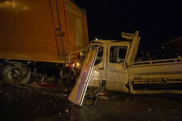 Son dakika: Lastik değiştiren belediye çalışanlarına tır çarptı: 2 ölü, 1 yaralı-4