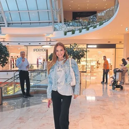 Ünlü model Ebru Şallı’dan tek başına alışveriş!