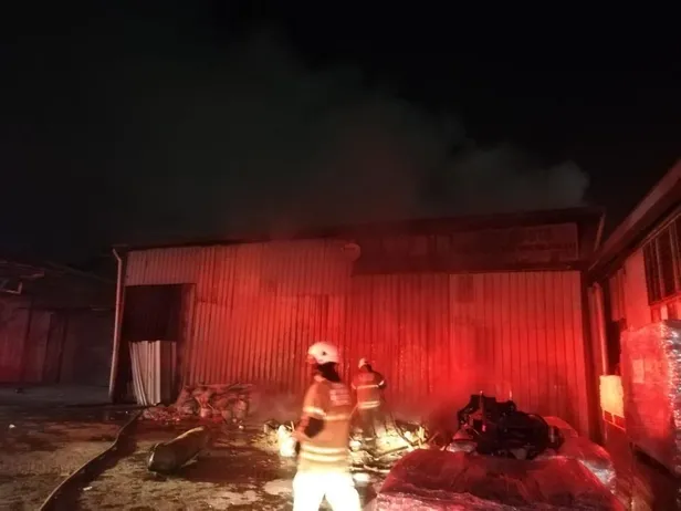 izmirde-1636856534592.jpeg İzmir Bornova'da alacak-verecek meselesi kundaklama ile bitti! Mobilya atölyesi alev alev yandı-4