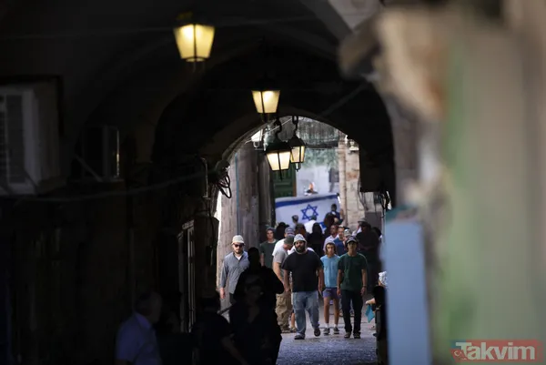 Siyonist işgalcilerden İsrail polisi eşliğinde Mescid-i Aksa'ya alçak baskın - 8