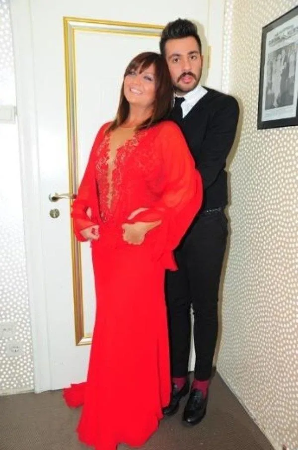 1649443828189.jpeg Sibel Can kızı Melisa'dan evlilik haberi beklerken oğlu Engincan Ural'dan gelen haberle havalara uçtu-9