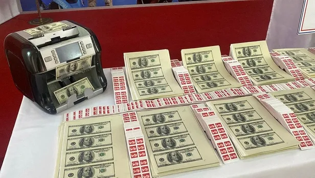 İstanbul'da 40 bin sahte 100 dolar ile 500 bin İngiltere Kraliyet pulu ele geçirildi-5