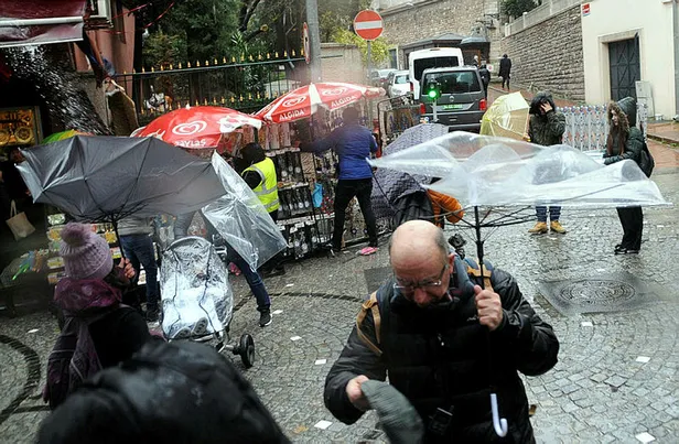 istanbul-valiligi-firtina-uyarisi-son-dakika-2-gun-boyunca-etkili-olacak-saat-0900dan-sonra-tir-tir-titretecek-1695010796966.jpg 2 gün boyunca etkili olacak! İstanbul Valiliği fırtına uyarısı son dakika! Saat 09.00'dan sonra tir tir titretecek hava geliyor-5