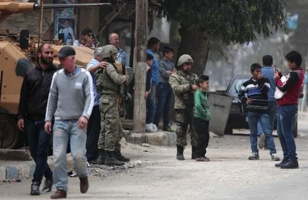 Türk askeri geçerken Afrinliler kurban kesti-3