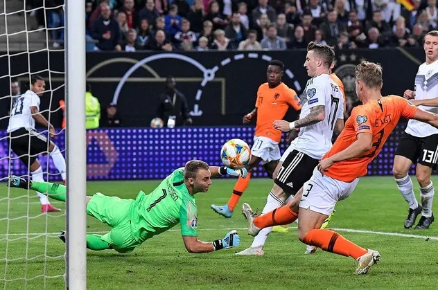 Hollanda'dan tarihi Almanya galibiyeti!