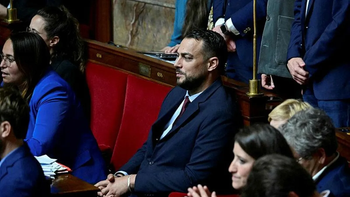 Fransa meclisinden skandal karar! Filistin bayrağı açan LFI Partisi Milletvekili Sebastien Delogu'ya uzaklaştırma cezası