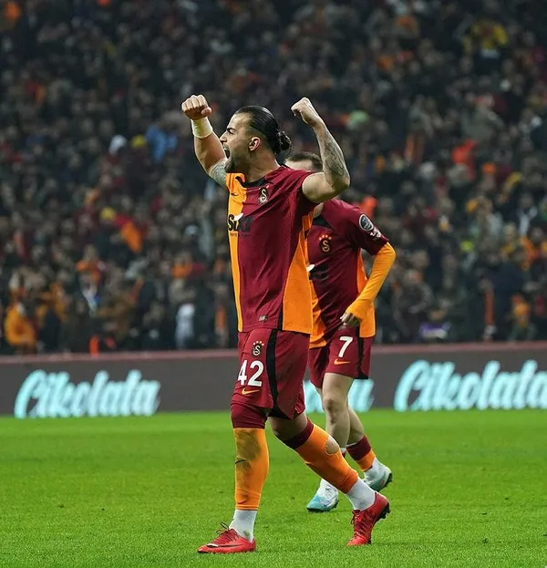 abdulkerim-bardakci-atti-galatasaray-taraftari-fenerbahceyi-tiye-aldi-joao-pedro-gondermesi-1675331179120.jpeg Abdülkerim Bardakcı attı Galatasaray taraftarı Fenerbahçe'yi tiye aldı! Joao Pedro göndermesi-6