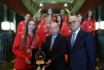 Başkan Erdoğan Dünya Şampiyonası'nda gümüş madalya kazanan A Milli Kadın Voleybol Takımı'nı kabul etti
