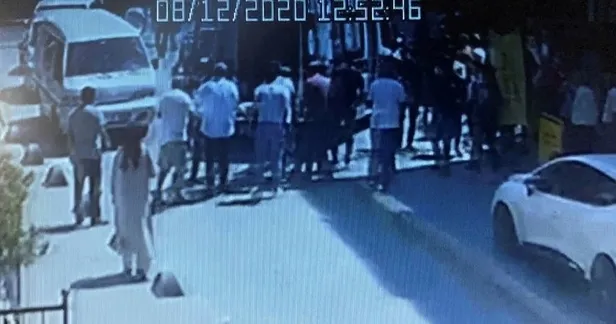 korku-dolu-anlar-istanbulun-gobeginde-kepce-dehseti-kamerada-1597306575920.jpg İstanbul'un göbeğinde kepçe dehşeti! 57 yaşındaki kadına çarparak yere savurdu...-1