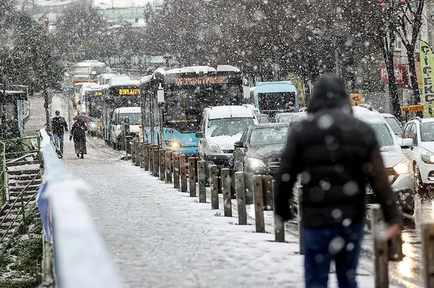 HAVA DURUMU | Meteorolojiden 6 il için yoğun kar uyarısı! İstanbul'da kar yağışı sürecek mi? İşte 26 Mart hava raporu