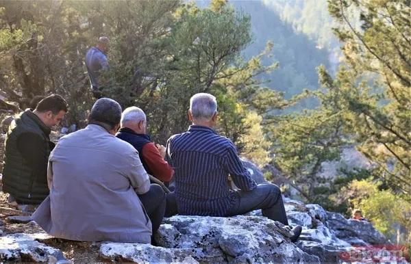 Türkiye Müslüme'ye ağlıyor! Müslüme’nin cenazesi dedesinin köyüne getirildi! Müslüme son yolculuğuna uğurlandı - 24