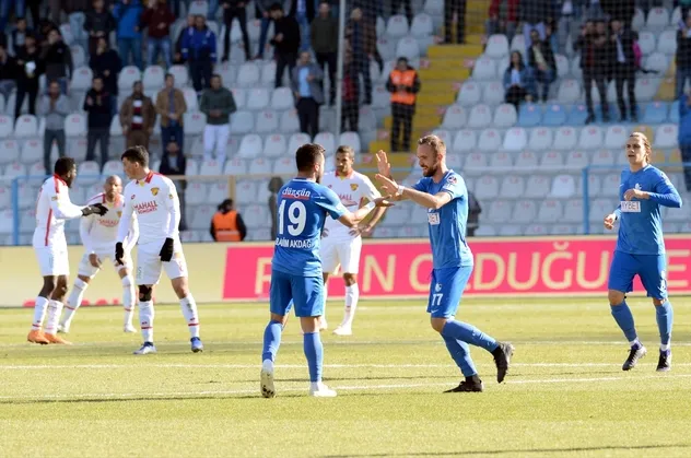 Erzurumspor Göztepe'yi yendi Fenerbahçe düşme potasına indi