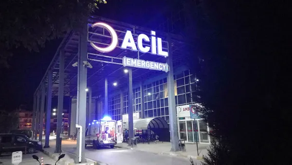 İzmir’de otomobille elektrikli motosiklet çarpıştı: 5’i ağır 7 yaralı-1