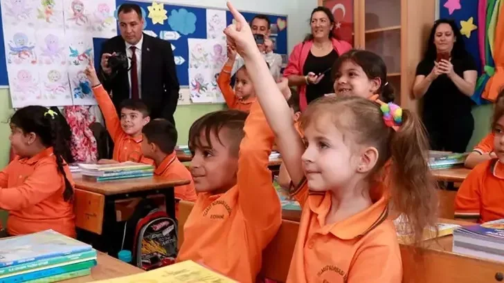 Çocuklara okul desteği (AA)