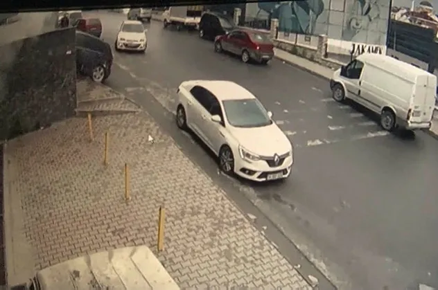 İstanbul'da el freni çekilmeyen araç dehşet saçtı! Saniyelerle kurtuldular