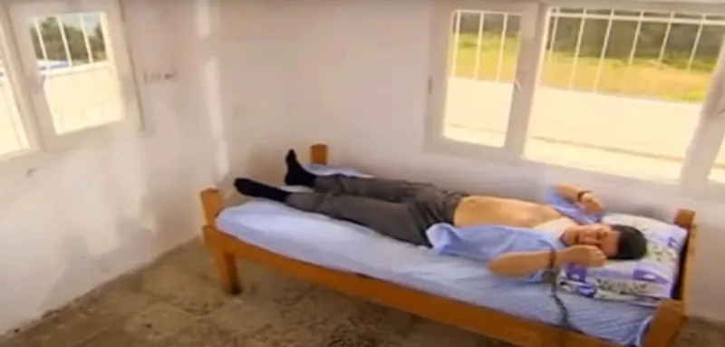 20-yil-sonra-goze-takildi-iste-en-koyu-kurtlar-vadisi-hayraninin-bile-fark-edemedigi-hata-1723269733063.jpeg 20 yıl sonra göze takıldı! En koyu Kurtlar Vadisi hayranının bile fark edemediği hata!-8