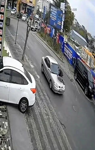 Borç verdiği kişi kaçmaya çalışınca kaputa atladı! Yer: Ümraniye