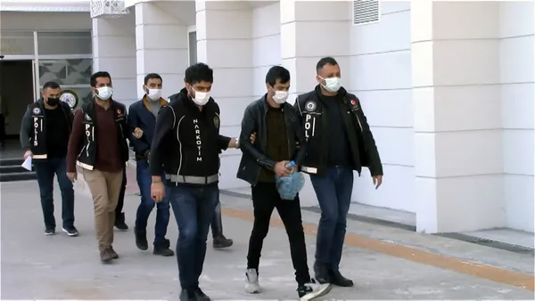 mersinde-sanzimanin-icinden-39-kilo-metamfetamin-cikti-3-kisi-gozaltinda-1618296820967.jpg Mersin'de şanzımanın içinden 3,9 kilo metamfetamin çıktı! 3 kişi gözaltında-2