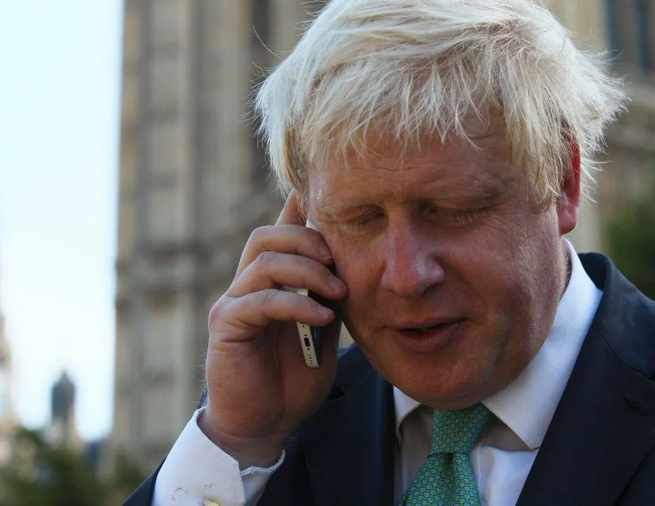 Boris Johnson’na büyük şok! Telefonuna el koydular