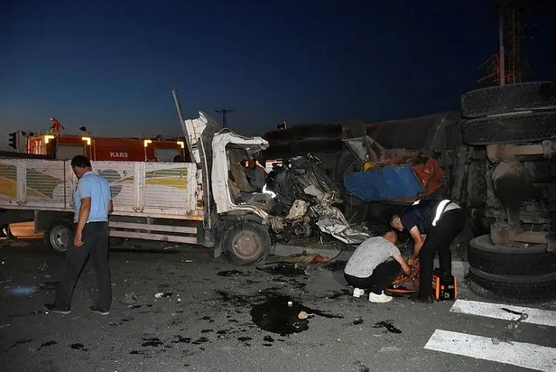 Kars'ta kamyonet ile tır çarpıştı: 1 ölü, 4 yaralı-2