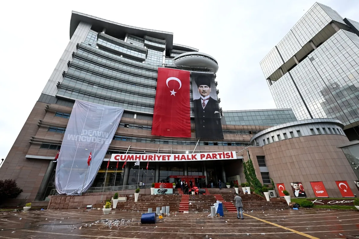 kilicdaroglu-adnan-bekerin-militanlari-deyip-talimat-verdi-chp-genel-merkezini-savas-alanina-cevirenlere-suc-d-1779894921965.jpeg Kılıçdaroğlu "Adnan Beker'in militanları" deyip talimat verdi: CHP Genel Merkezi'ni savaş alanına çevirenlere suç duyurusu-6