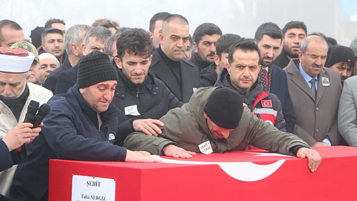 Isparta şehitleri son yolculuğuna uğurlanıyor! Acılı babadan yürek yakan sözler: Susun Taha uyuyor! Biri kardeşinin naaşının peşinden koştu diğeri oğluna ağıt yaktı