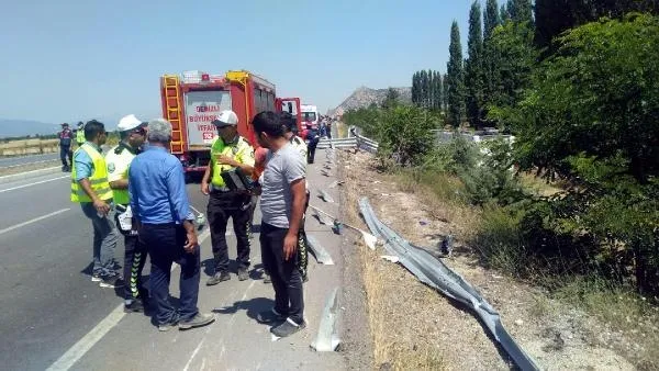 Denizli'de tur otobüsü takla attı: Çok sayıda yaralı var-1