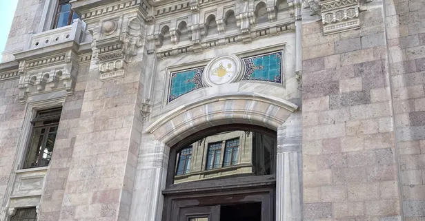 Sirkeci Büyük Postane Hizmet Binası'ndan sökülen 2. Abdülhamid'in tuğrası 94 yıl sonra tekrar asıldı