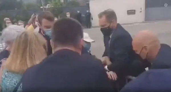 1669012286193.jpg Emmanuel Macron'un tokat yediği anın farklı açıdan videosu ortaya çıktı-4
