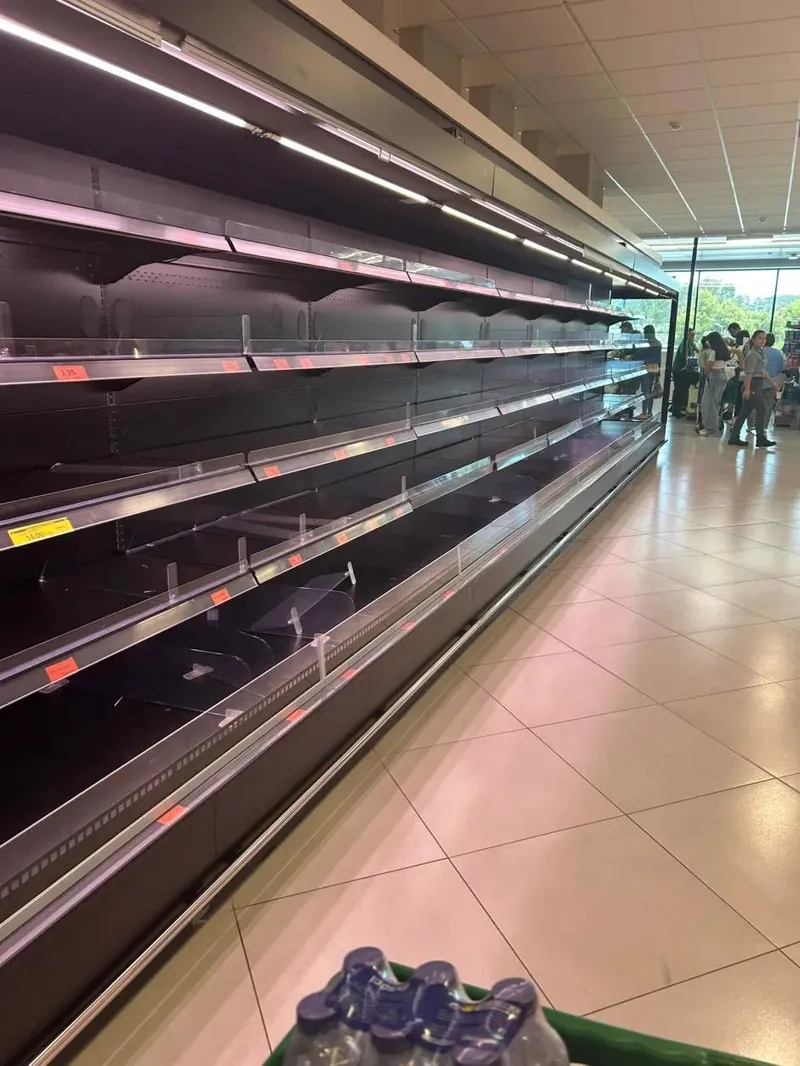 İspanya'da süpermarket rafları, Fotoğraf The Sun'dan alınmıştır