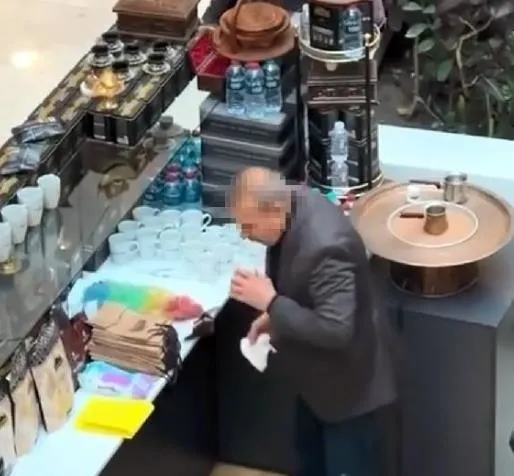 mide-bulandiran-goruntuler-kahve-dukkaninda-bardaklari-tukurukle-temizledi-1707842302090.jpeg